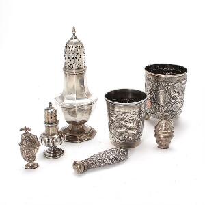 Samling sølv bestående af to barokform bægere, et par strøbøsser, et par hovedvandsæg og en flakon. Danmark 19.-20. årh. H. 6,5-21 cm. 7