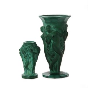 H.G. Curt Schlevogt, tilskrevet To malakit grønne vaser af glas, støbt med kvinder omkring frugt træ. Usign. Ca. 1930erne. H. 13 og 22 cm. 2