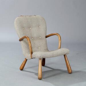 Ubekendt møbeldesign Armstol med armlæn samt kølleben af bøg. Dybthæftet sæde samt ryg betrukket med lyst mønstret stof.