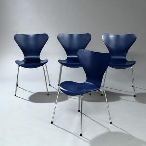 Arne Jacobsen Syveren. Et sæt på fire spisestole opsat på stel af stål. Sæde og -ryg af blålakeret formbøjet, lamineret træ. Model 3107. 4