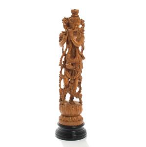 Shiva stående på lotustrone, gudefigur af rigt udskåret træ, på sokkel af mørkt træ. 19.-20. årh. H. inkl. sokkel 49.