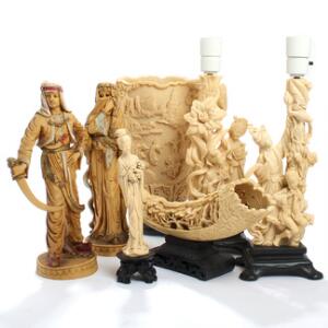 Orientalske figurer af komposit, bestående af vase, to bordlamper, to figurer og horn. 20. årh.s slutning. H. 16-31. 7