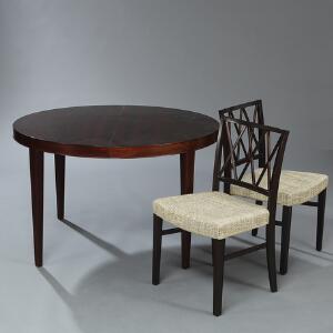 Ole Wanscher Spisestue af mahogni bestående af cirkulært spisebord med udtræk samt tre tillægsplader og syv stole. 11