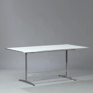 Arne Jacobsen Rektangulært arbejdsbord opsat på stel af stål. Top af hvid laminat med aluminiumskant. Udført hos Fritz Hansen.