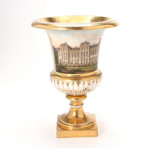 Kratervase af porcelæn, dekoreret i farver og guld. Den kgl. Porcelainsfabrik. 19. årh.s begyndelse. H. 27 cm.