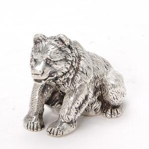 Lille bjørn af sølv med aftagelig hoved. Tyskland 19.20. årh. L. 6,5 cm. Vægt 125 gr.