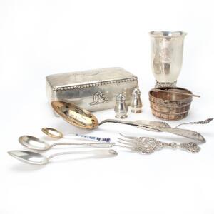 Samling sølv bestående af pokaler, bestik, kartoffelskeer, skål mm. Danmark mm. 19.-20. årh. Vægt 3350 gr. 46