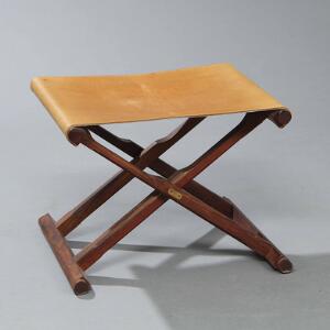 Mogens Koch, tilskrevet Foldeskammel med stel af teak, sæde betrukket med originalt patineret naturskind. Antagelig udført af Interna.