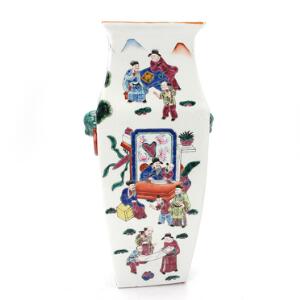 Kinesisk rektangulær vase af porcelæn, dekoreret i farver med palads scenerier på siderne. 20. årh. H. 41,5 cm.