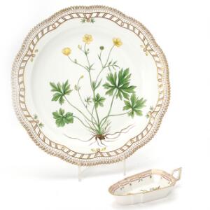 Flora Danica stort rundt fad samt lille asiet af porcelæn, dekorerede i farver og guld med blomster. Nr. 3542 og 3529. Royal Copenhagen. L. 16-36 cm. 2