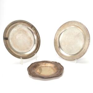 Tre tallerkener af sølv, heraf et par tallerkener med palmettebort samt lille tallerken med fliget perlekant. Vægt 1348 gr. Diam. 19 og 24,5 cm. 3