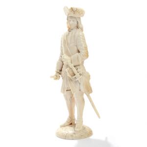 Fransk feltmarskal. Figur af elfenben. 18.-19. årh. H. 16.