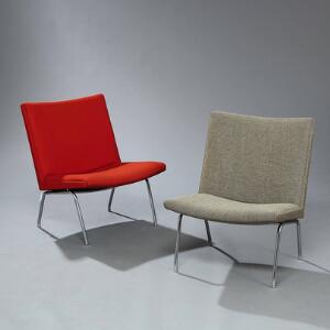 Hans J. Wegner Lufthavnsstol. Sæt på fire sidestole med stel af stål, sæde og ryg med grå og rød uld. Model AP 39. Formgivet 1958. 4