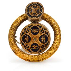 Emaljebroche af 8 kt. guld prydet med emalje. L. 4,7 cm. Vægt 14 gr.19. årh.