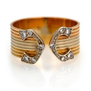 Diamantring af 18 kt. tofarvet guld prydet med brillantslebne diamanter. Str. 52. Ca. 2000.