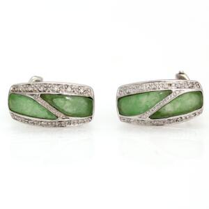 Et par jade- og diamantørestikker af 10 kt. hvidguld hver prydet med cabochonslebet jade og brillantslebne diamanter. L. ca. 1,5 cm. 2