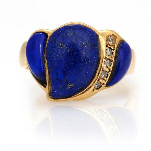 Lapiz lazuli- og diamantring af 14 kt. guld prydet med cabochonslebne lapiz lazuli samt brillantslebne diamanter. Str. 53.