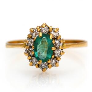 Smaragd- og diamantring af 18 kt. guld prydet med facetslebet smaragd omkranset af brillantslebne diamanter. Str. 50,5.