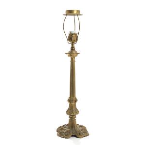 Søjleformet bordlampe af bronze, rigt støbt med bladværk og rocailler. Ca. 1900. H. inkl. montering 80.