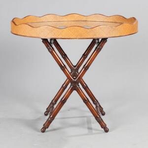 Ovalt bakkebord med stel af bejdset træ i form af imiteret bambus, aftagelig bakke of rørflet med glasplade. 20. årh. H. 78. L. 88. B. 75.