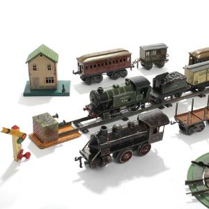 Bing og Hornby Modeljernbane af blik, bestående af lokomotiver, kranvogn skinner m.m. 20. årh.s første halvdel. 45