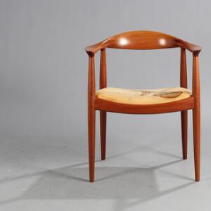 Hans J. Wegner The Chair. Armstol af mahogni, sæde med patineret naturskind. Udført PP Møbler.