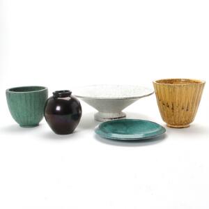 Svend Hammershøi, Kähler En samling lertøj bestående af to vaser, en urtepotteskjuler, en skål samt et fad. 5