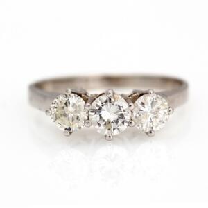 Diamantring af 18 kt. hvidguld prydet med brillantslebne diamanter. Str. 49.