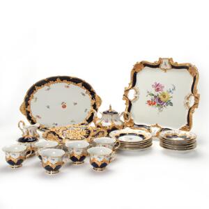 Form B Prunken Service af porcelæn, dekorerede i farver og guld med blomster og roi de bleu kanter. Meissen. 18
