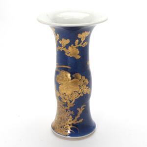 Kinesisk bægervase af porcelæn. 20. årh. H. 22,5 cm.