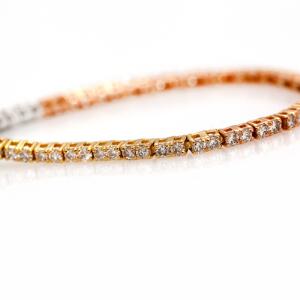 Diamantarmbånd af 18 kt. trefarvet guld prydet med talrige brillantslebne diamanter. Farve Wesselton H. Klarhed VS. L. 16 cm. New York, ca. 2011.