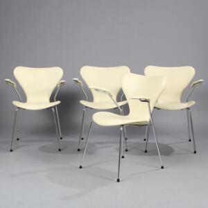 Arne Jacobsen Syveren. Et sæt på fire armstole med stel af forkromet stål, betræk af lyst skind. Udført hos Fritz Hansen. 4