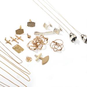 En samling smykker af guld bestående af vedhæng, kæder m.m. Samt syv smykker af sterlingsølv. 23
