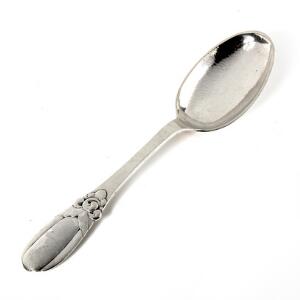 Evald Nielsen No. 16. Grødske af hammerslået sølv. Hank ciseleret med stiliseret blomst. Udført og stemplet hos Evald Nielsen. Vægt 149 gr. L. 29,5.