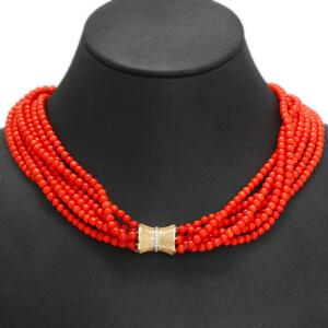 Chr. Rasmussen Syv-radet halskæde med perler af rød koral og lås af 14 kt. satineret guld og hvidguld prydet med talrige brillantslebne diamanter. L. ca. 42 cm
