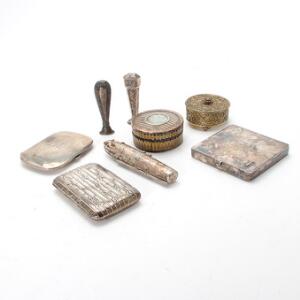En samling sølv, bestående af bl.a. Evald Nielsen cigaretetui og to små tabatiere. 18.-20. årh. 71