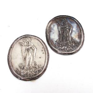 To italienske ovale plaketter af sølv, drevet med helgeninder. Stemplet med mestermærker, Napoli 17.-18. årh. L. 14 cm. 2