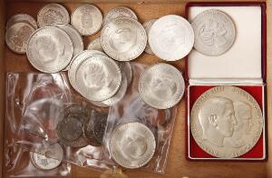 Samling mønter, bl.a. erindringsmønter, 1967 6, 1968 4, 1972 2, 1986 3, mindedukater 2, Au, 7 g 9001000 samt diverse medailler i Ag og lyst metal