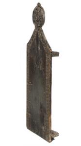 Gavlstykke fra kirkebænk af egetræ prydet med udskæringer i form af blomster, antagelig norsk. 18. årh. L. 153. B. 53.