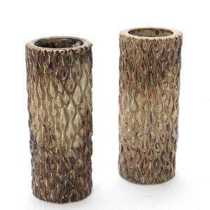 Axel Salto Par cylindriske vaser af stentøj, modelleret i knoppet stil. H. 17,5. 2