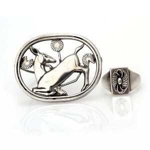 Smykkesæt af sterlingsølv bestående af broche og ring. L.ca. 4,5 cm. Str. 55. Dessin nr. 250 og 82 B. Georg Jensen efter 1945 og 133-44. 2