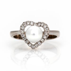 Perle- og diamantring af 14 kt. hvidguld prydet med kulturperle omkranset af talrige brillantslebne diamanter. Str. 52.