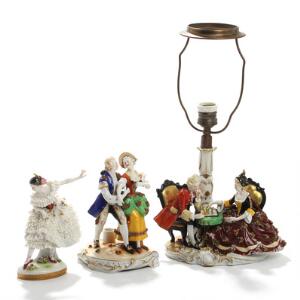 Danserinde, dansende par og skakspillende par. Tre figurer af porcelæn. Østrig, Tyskland og Italien. 20. årh. H. 18-42. 3