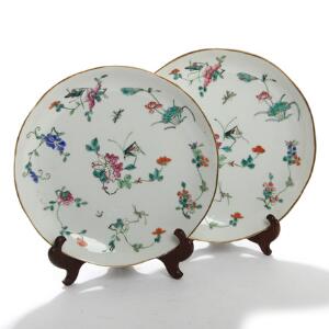 Et par kinesiske tallerkener af porcelain, dekorerede i farver og guld med blomster og insekter. Mærket. 19. årh. Diam. 23,5. 2