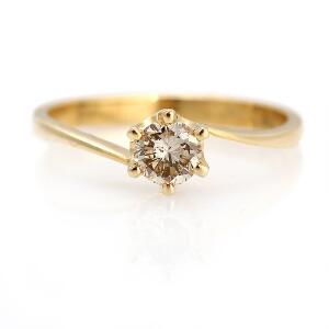 Diamantsolitairering af 18 kt. guld prydet med brillantslebet diamant. Str. 55.