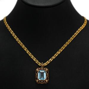 Vedhæng af 8 kt. guld prydet med facetslebet blå sten med kæde af 14 kt. guld. L. ca. 2,5 og 42 cm. Vægt i alt 20,5 gr. Ca. 1930.