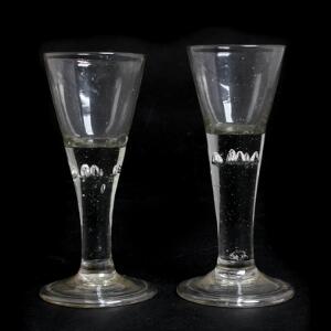 Et par barok glas gjort som spidsglas, stilk med luftbobler. 18. årh. H. 15. 2