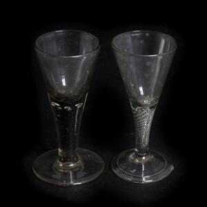 Et par barok glas gjort som spidsglas, den ene med klare spiraler, den anden med luftbobler. 18. årh. H. 16,5. 2