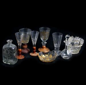 Blomsterkrone, lille kantineflaske, olieflakon, skål samt fem vinglas, de fire med påsat stilk af træ. 18.-19. årh. H. 3,5-13,5. 9