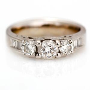 Diamantring af 14 kt. hvidguld prydet med brillantslebne diamanter flankeret af baguetteslebne diamanter på i alt ca. 0.94 ct. I-J, SI-P1. Str. 55.
